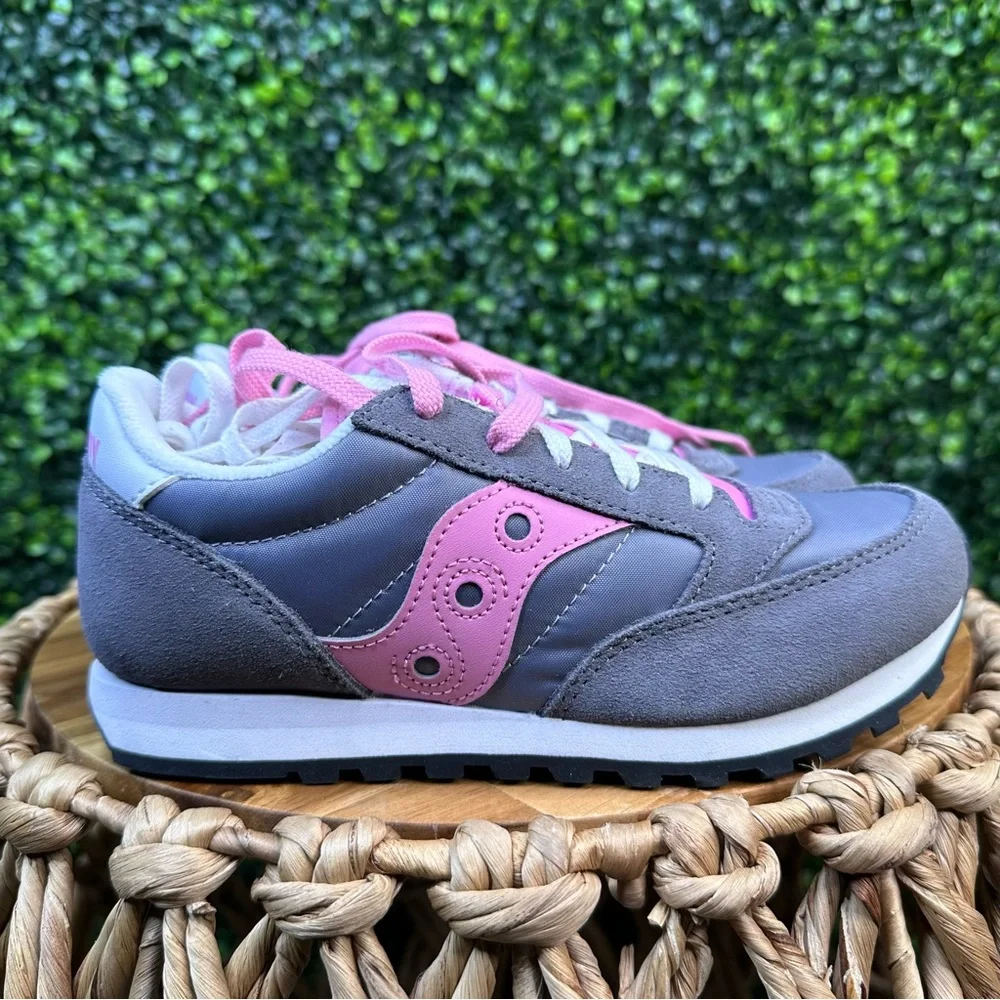 New‎ in box girls Saucony Pink and Gray Kids Sneakers size 2